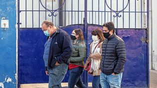 Gestos de dolor y consternación entre los familiares de Sergio Varisco al salir de la clínica