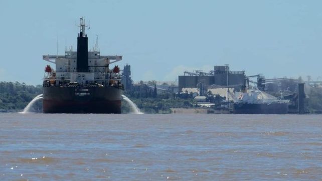 Organizaciones ambientales están detrás de los vertidos de líquido al río.