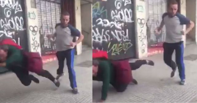 Así empujaban por la espalda a un hombre en situación de calle.