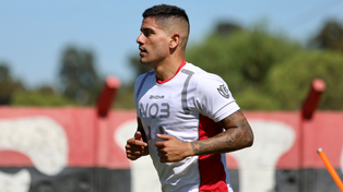 Jorge Recalde entró un rato ante Vélez y contra Defesna sería titular. El paraguayo llegó al club para jugar de nueve.