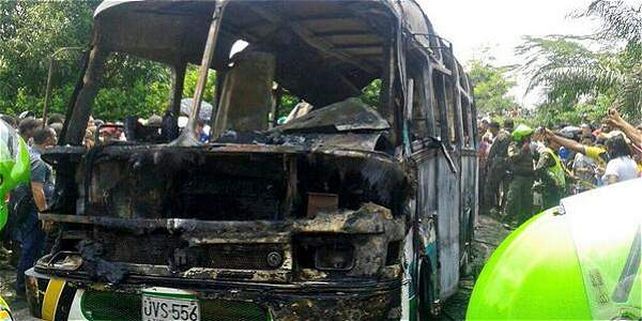 El ómnibus siniestrado llevaba combustible de contrabando en su interior.