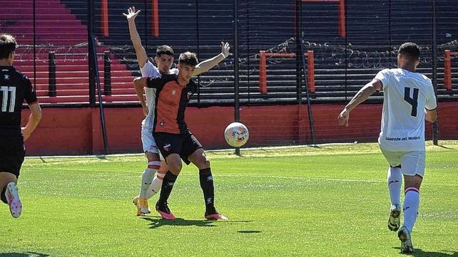 La Reserva de Colón consiguió un notable triunfo 2-1 ante el puntero Estudiantes en el Brigadier López.