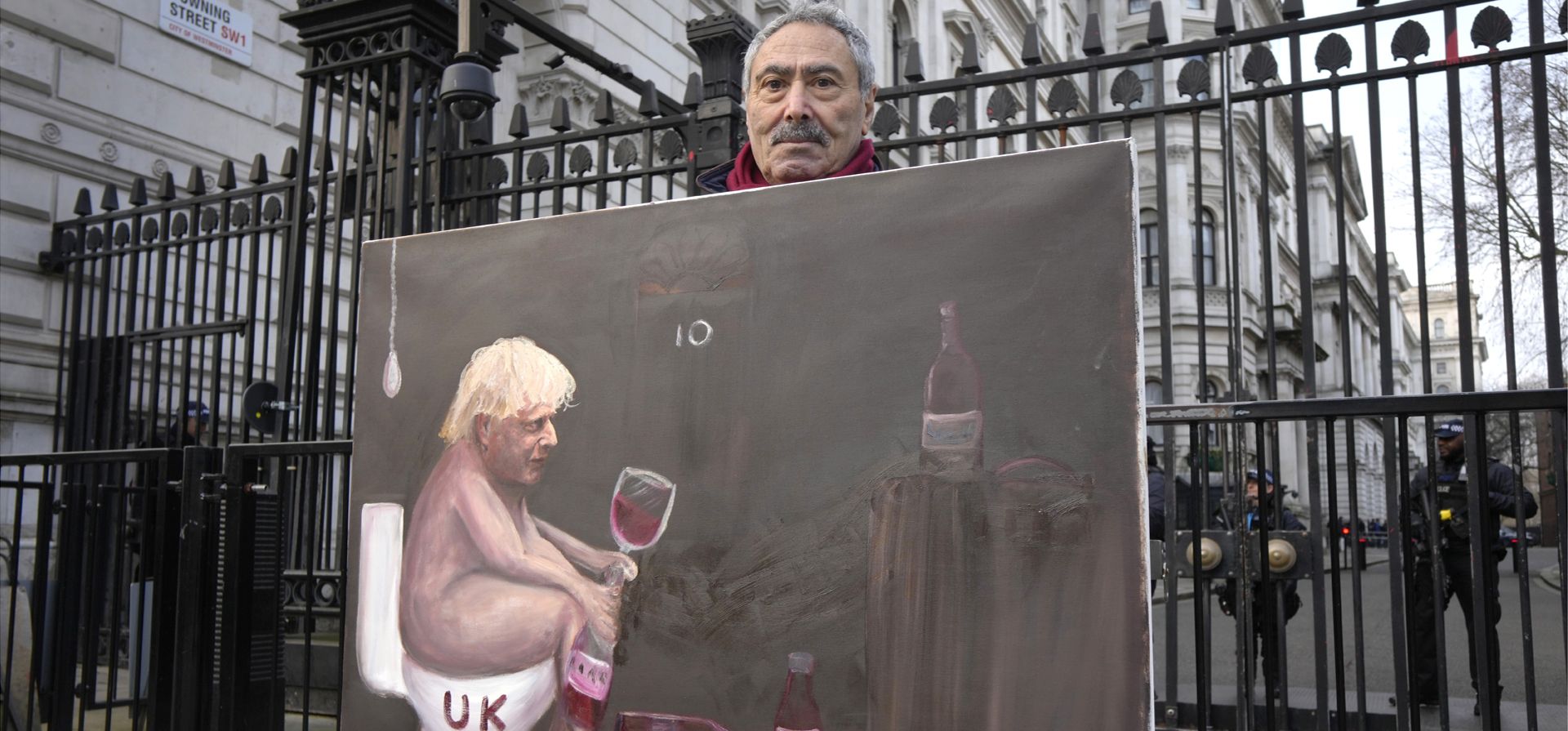 El artista Kaya Mar muestra su pintura del primer ministro británico, Boris Johnson, en Westminster, Londres, el miércoles 19 de enero de 2022. El primer ministro británico es investigado por su propio gobierno, acusado de realizar una docena de fiestas violando el confinamiento.