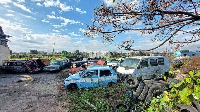 En el predio de la Estación Belgrano. Piden erradicar un depósito de vehículos abandonados. 
