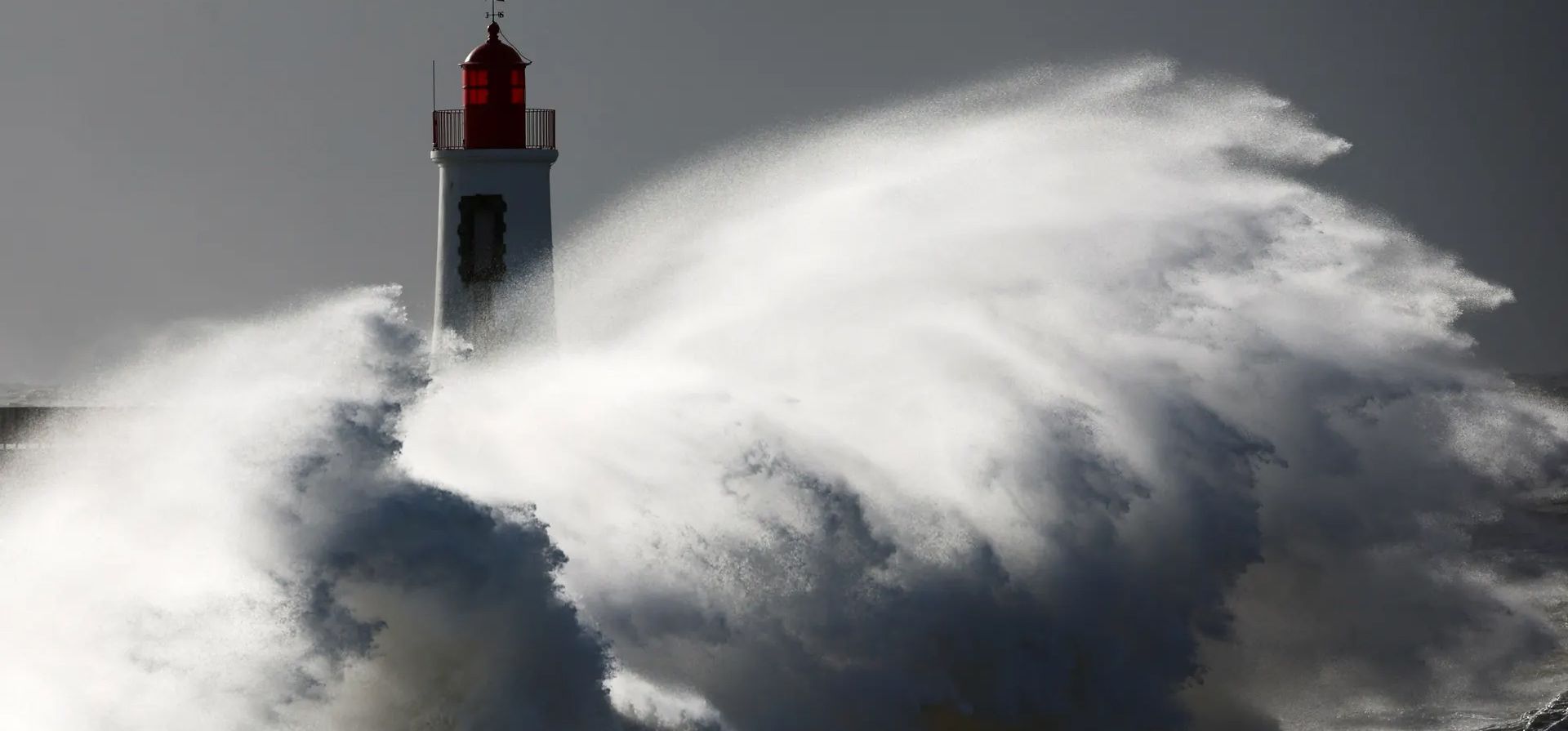 Las olas chocan contra un faro durante la tormenta Nelson, Les Sables d'Olonne, Francia. Fotografía: Stéphane Mahé/Reuters Las olas chocan contra un faro durante la tormenta Nelson, Les Sables d'Olonne, Francia. Fotografía: Stéphane Mahé/Reuters