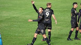 Eric Meza festeja el gol que le dio el triunfo a Colón.