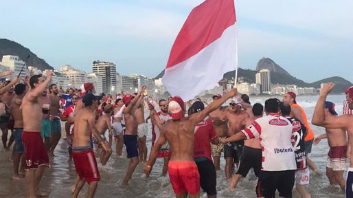 Los fanáticos de Unión hicieron delirar a Copacabana con un banderazo