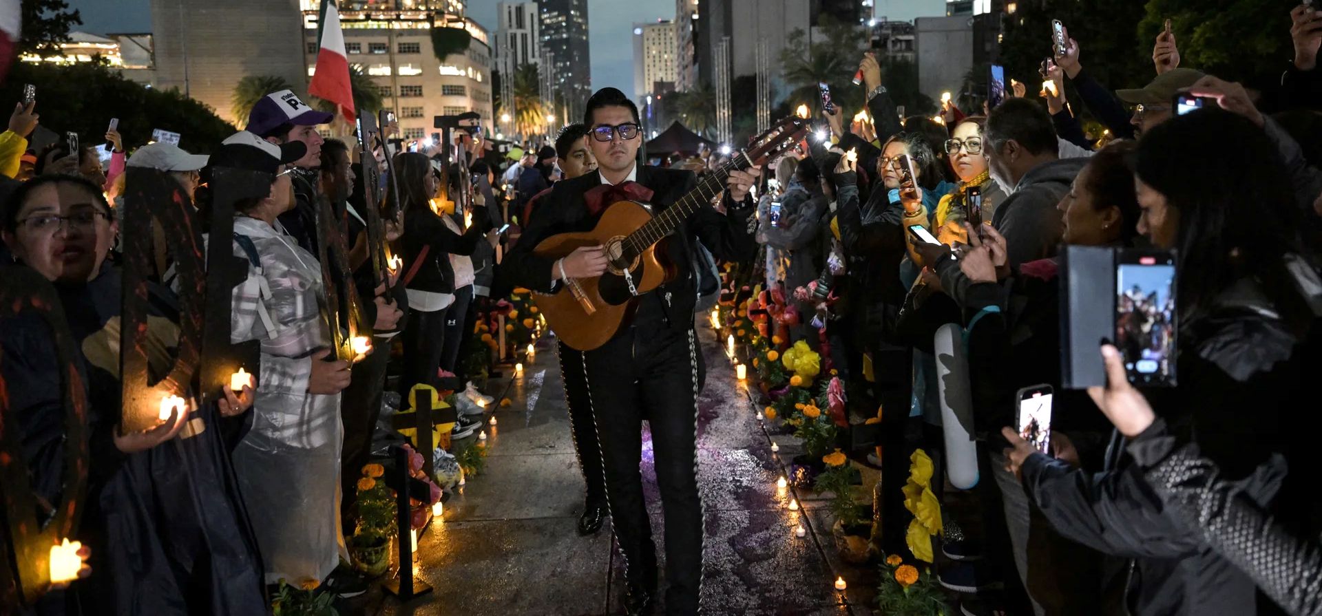 Un mariachi actúa mientras los empleados judiciales protestan en el monumento a la Revolución. Los trabajadores protestaron contra el presidente mexicano saliente, Andrés Manuel López Obrador, Ciudad de México, México. Fotografía: Yuri Cortéz/AFP/Getty Images Un mariachi actúa mientras los empleados judiciales protestan en el monumento a la Revolución. Los trabajadores protestaron contra el presidente mexicano saliente, Andrés Manuel López Obrador, Ciudad de México, México. Fotografía: Yuri Cortéz/AFP/Getty Images