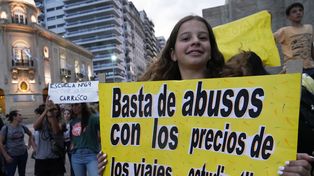 Una de las manifestaciones que realizaron familias y alumnos por el exorbitante aumento en el precio de&nbsp; los viajes estudiantiles a Carlos Paz.