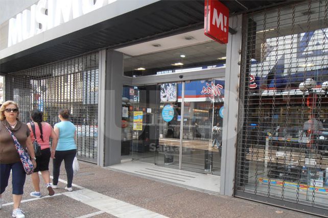 Tras un lunes de persianas bajas y vidrieras tapadas, abre el comercio