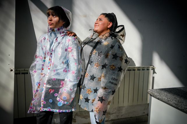Estudiantes secundarios reciclan plástico para crear objetos de diseño