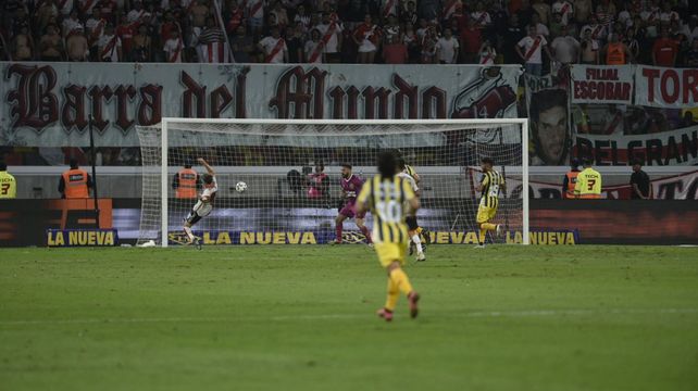 Colidio empalma el centro de Solari para el gol de River. Fue más que Central en el primer tiempo.