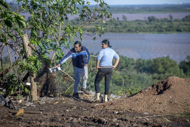 En calle Don Segundo Sombra al final, once familias viven con riesgo de caer al vacío