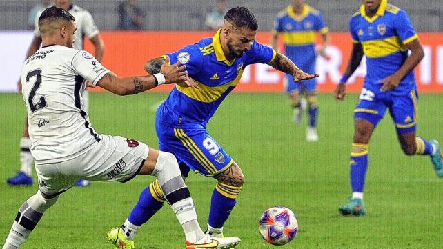 Benedetto pone el 1 a 0 para Boca ante Patronato en Santiago del Estero.