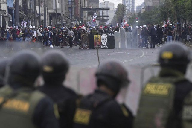 Los manifestantes buscan elecciones inmediatas, la renuncia de Dina Boluarte, la liberación del derrocado presidente Pedro Castillo y justicia para los manifestantes muertos en enfrentamientos con la policía. 