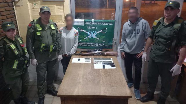 Gendarmería constató que un hombre viajaba con armas y municiones sin documentación. Intervino la Fiscalía de Villa Paranacito.