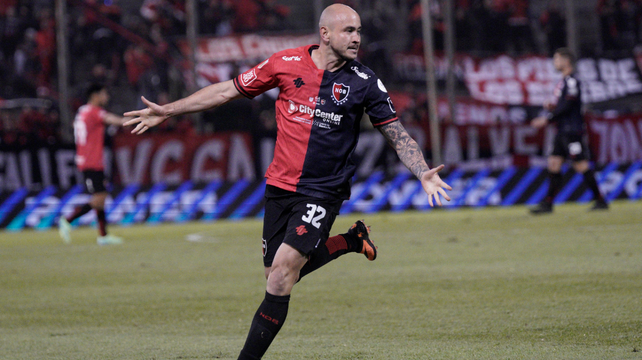 Carlos González grita uno de sus goles con la camiseta de Newells.