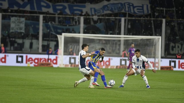 Ángel Di María maniobra entre dos futbolistas de Talleres en el Kempes.