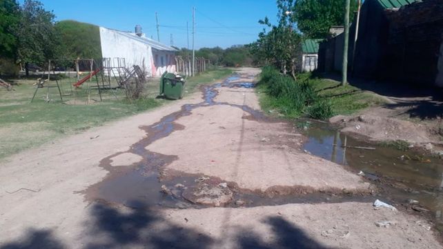 {altText(Cloacas reventadas en barrio Nueva Ciudad, de Paraná.Foto: enviada por vecinos #UNOEnLaCalle,Paraná: Siete meses con la cloaca tapada )}
