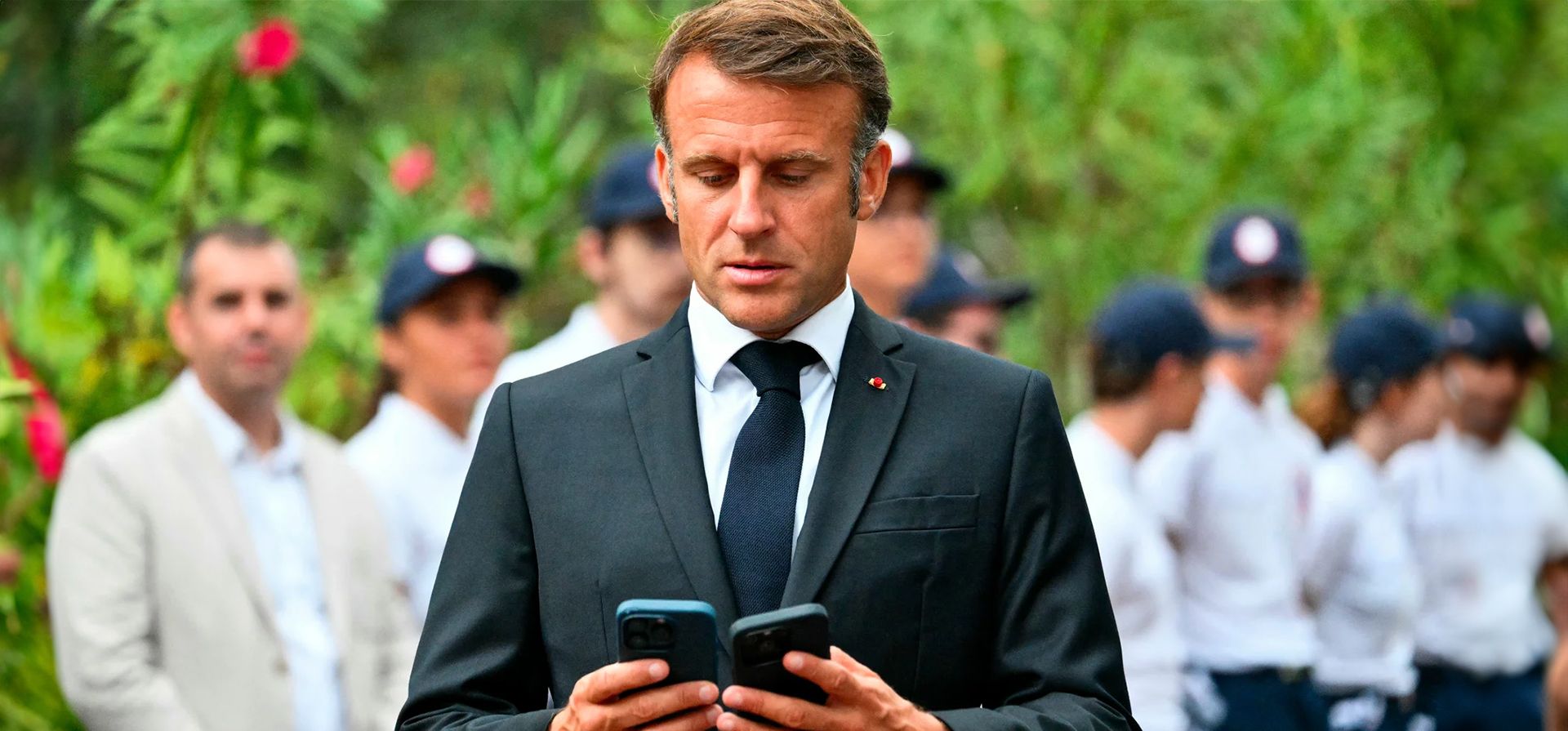 El presidente francés, Emmanuel Macron, mira dos teléfonos inteligentes durante una ceremonia que conmemora el 80º aniversario del desembarco de los aliados en Provenza durante la Segunda Guerra Mundial, en el Cementerio Nacional de Boulouris en Boulouris-sur-Mer, sureste de Francia, el jueves 15 de agosto de 2024. (Christophe Simon, Pool vía AP) El presidente francés, Emmanuel Macron, mira dos teléfonos inteligentes durante una ceremonia que conmemora el 80º aniversario del desembarco de los aliados en Provenza durante la Segunda Guerra Mundial, en el Cementerio Nacional de Boulouris en Boulouris-sur-Mer, sureste de Francia, el jueves 15 de agosto de 2024. (Christophe Simon, Pool vía AP)