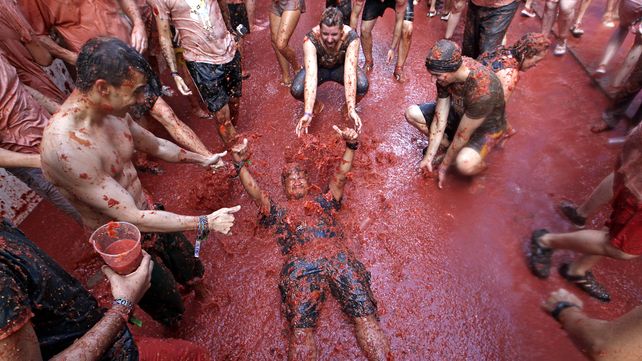 Tomatina, la batalla roja celebra su fiesta anual con un mensaje contra la homofobia
