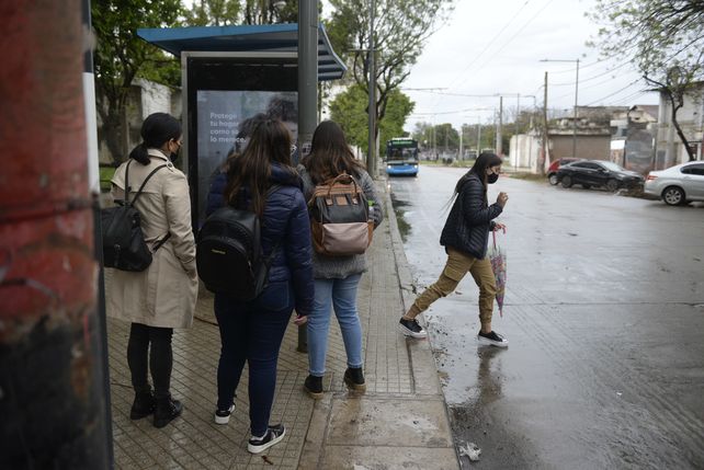 En la parada. Esperar el ómnibus dentro del CUR redundará en mejores condiciones de seguridad.