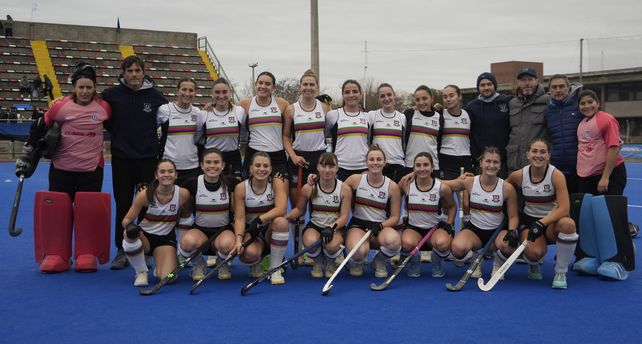 Acá están las campeones del hockey del Litoral. Universitario ganó una gran final.