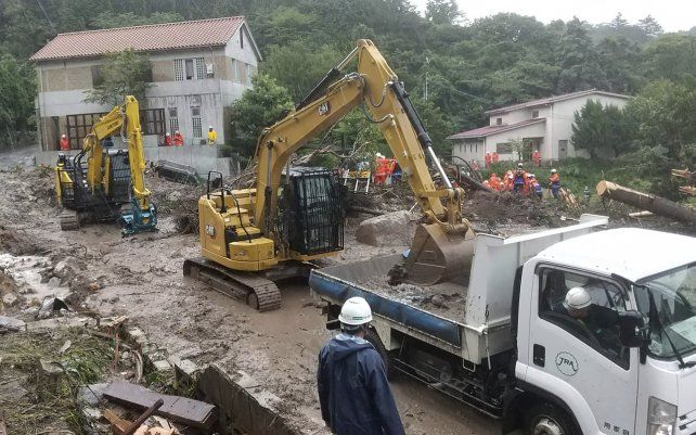 Trabajadores limpian el lodo de una calle en la ciudad de Bozkurt, provincia de Kastamonu, Turquía. Las lluvias torrenciales que azotaron las provincias del Mar Negro de Bartin, Kastamonu y Sinop causaron inundaciones y dejaron intransitables numerosas carreteras.