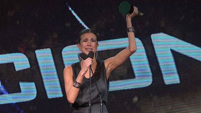 Emocionada. Andrea Rincón se quebró en el escenario al recibir el premio.&nbsp;