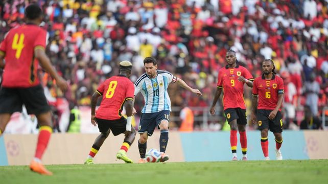 En acción el mejor del mundo. Lionel Messi fabricó la jugada y luego marcó el 2 a 0 de Argentina ante Angola.