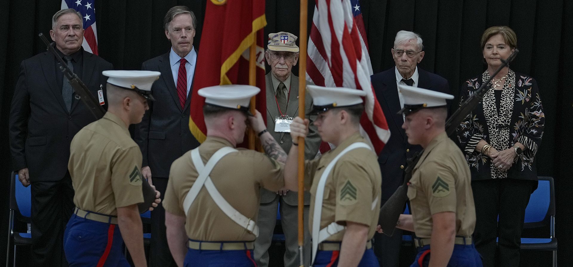Veteranos estadounidenses de la Segunda Guerra Mundial, observan a los soldados marchar durante una ceremonia en honor a los Tigres Voladores y sus descendientes celebrada en Estados Unidos. Embajada en Beijing, lunes 30 de octubre de 2023. Dos veteranos estadounidenses de la Segunda Guerra Mundial fueron homenajeados en China el lunes mientras los dos países buscaban inspiración en la colaboración pasada para abordar sus problemas actuales. (Foto AP/Andy Wong) Veteranos estadounidenses de la Segunda Guerra Mundial, observan a los soldados marchar durante una ceremonia en honor a los Tigres Voladores y sus descendientes celebrada en Estados Unidos. Embajada en Beijing, lunes 30 de octubre de 2023. Dos veteranos estadounidenses de la Segunda Guerra Mundial fueron homenajeados en China el lunes mientras los dos países buscaban inspiración en la colaboración pasada para abordar sus problemas actuales. (Foto AP/Andy Wong)