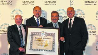 Festejo por el aniversario. Vignatti, Vila y Manzano, del Directorio de La Capital, y el senador Perotti (segundo desde la izquierda) posan junto al diploma enmarcado.