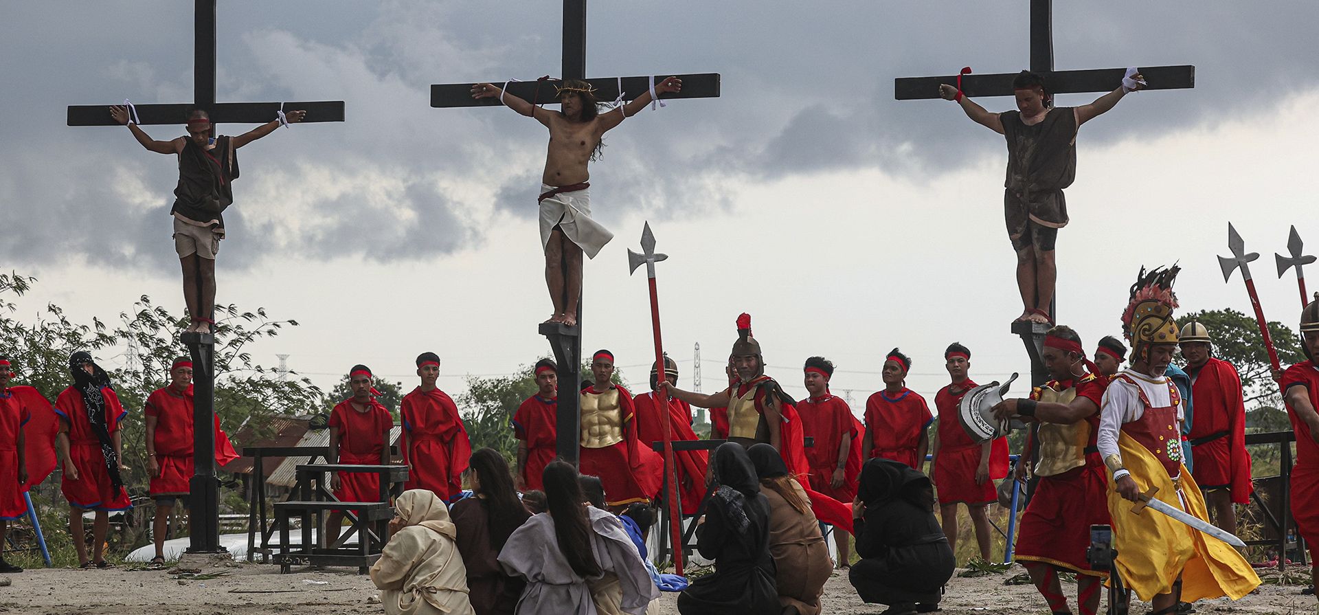 Recreación de los sufrimientos de Jesucristo como parte de los rituales del Viernes Santo en San Pedro Cutud, al norte de Manila, Filipinas, el viernes 29 de marzo de 2024. Aldeanos filipinos fueron clavados en una cruz de madera para recrear el sufrimiento de Jesucristo en una brutal tradición del Viernes Santo. (Foto AP/Gerard V. Carreón) Recreación de los sufrimientos de Jesucristo como parte de los rituales del Viernes Santo en San Pedro Cutud, al norte de Manila, Filipinas, el viernes 29 de marzo de 2024. Aldeanos filipinos fueron clavados en una cruz de madera para recrear el sufrimiento de Jesucristo en una brutal tradición del Viernes Santo. (Foto AP/Gerard V. Carreón)