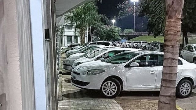 Una postal de las noches de viernes y sábado en barrio Candioti Sur: autos mal estacionados sobre los ingresos a garajes.&nbsp;