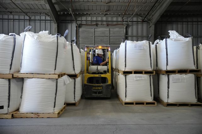 Bolsas con carbonato de litio listo para el traslado y la exportación. 