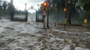 Después del granizo, una gran tormenta convirtió las calles de Mendoza en un río