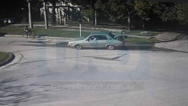Con las manos en la masa. Las cámaras registraron el momento en que el auto llevaba los rollos.