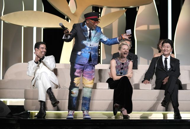 Metida de pata. Spike Lee anuncia por adelantado a la ganadora del premio máximo y todos estallan de risa. Antes hubo un silencio mortal.&nbsp;