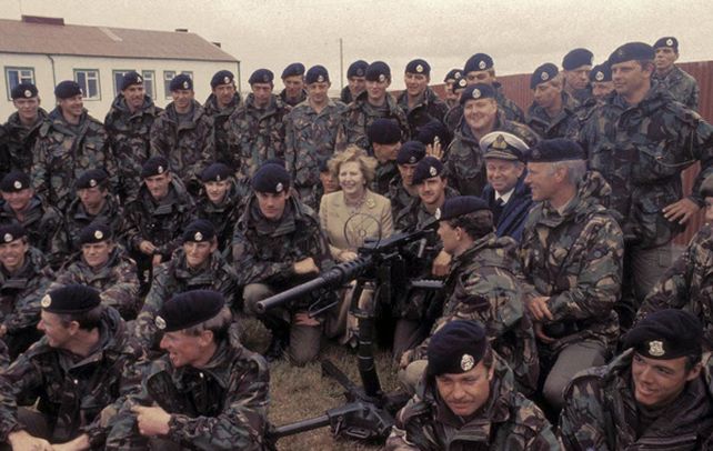 Visita. Margaret Thatcher en las islas en enero de 1983. La fallecida premier se reunió con soldados paracaidistas en una recorrida por Pradera del Ganso.