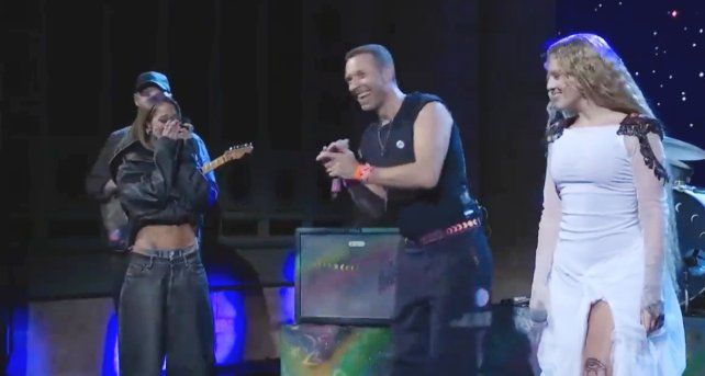 Tini no aguantó la emoción al cantar con Coldplay en Saturday Night Live.