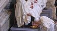 El Papa León XIV lavó los pies a 12 sacerdotes en el rito del Jueves Santo