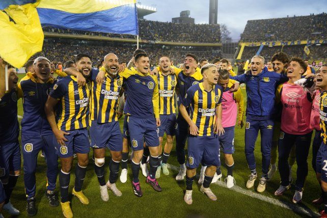 El festejo loco de los jugadores de Central tras la victoria en el clásico.