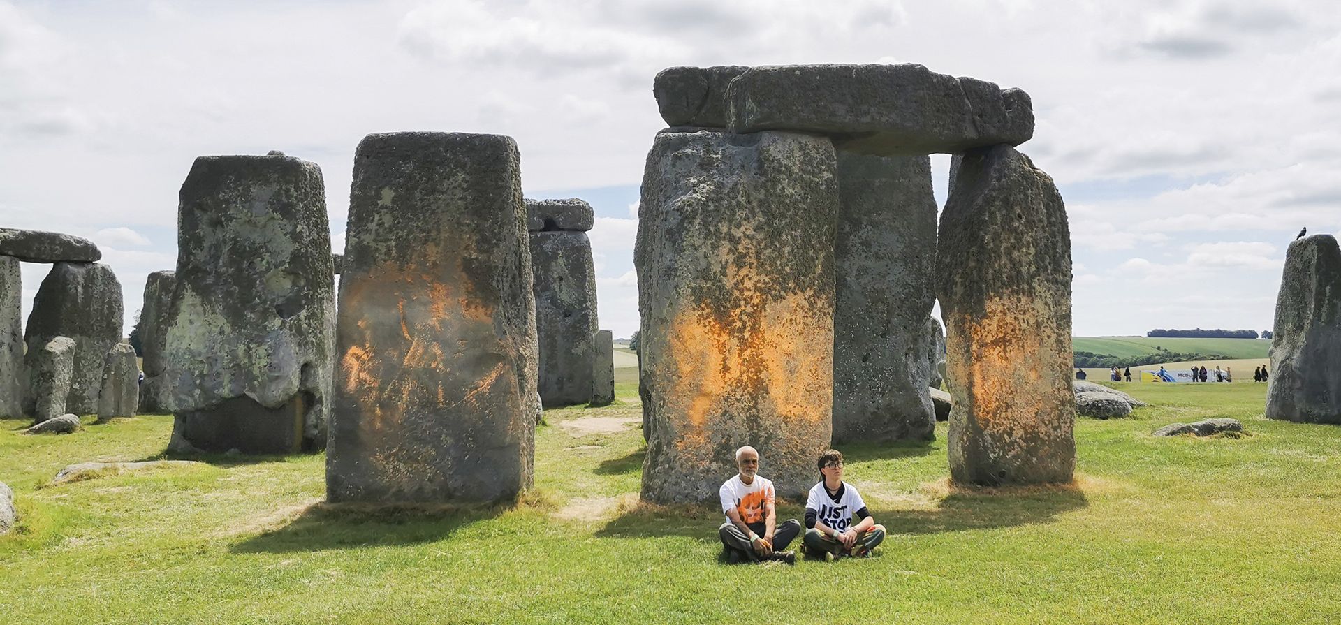 Manifestantes de Just Stop Oil se sientan después de rociar una sustancia naranja en Stonehenge, en Salisbury, Inglaterra, el miércoles 19 de junio de 2024. (Just Stop Oil vía AP) Manifestantes de Just Stop Oil se sientan después de rociar una sustancia naranja en Stonehenge, en Salisbury, Inglaterra, el miércoles 19 de junio de 2024. (Just Stop Oil vía AP)