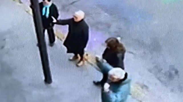 El grupo de personas se paró frente al boliche gay