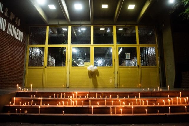 La ciudad de San Cristóbal se encuentra conmocionada tras el tiroteo escolar ocurrido el lunes 30 de marzo de 2026 en la Escuela Normal N° 40 Mariano Moreno.