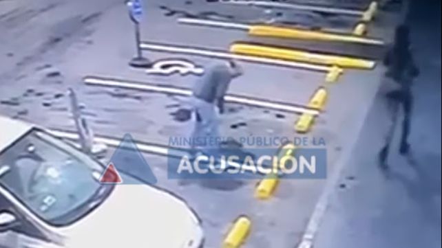 Juntos. La agente Roxana González y el comisario Mariano Valdés llegan a la estación de servicios buscando ayuda.