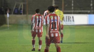 No levanta cabeza. Paraná juega mal y pierde por goleada. Foto: Juan Ignacio Pereira
