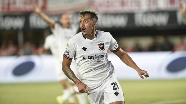 Luciano Herrera comienza a gritar su gol. Con esa conquista