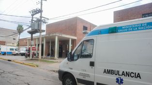 Una de las víctimas del doble homicidio alcanzó a ser trasladada al Hospital Anselmo Gamen de Villa Gobernador Gálvez.