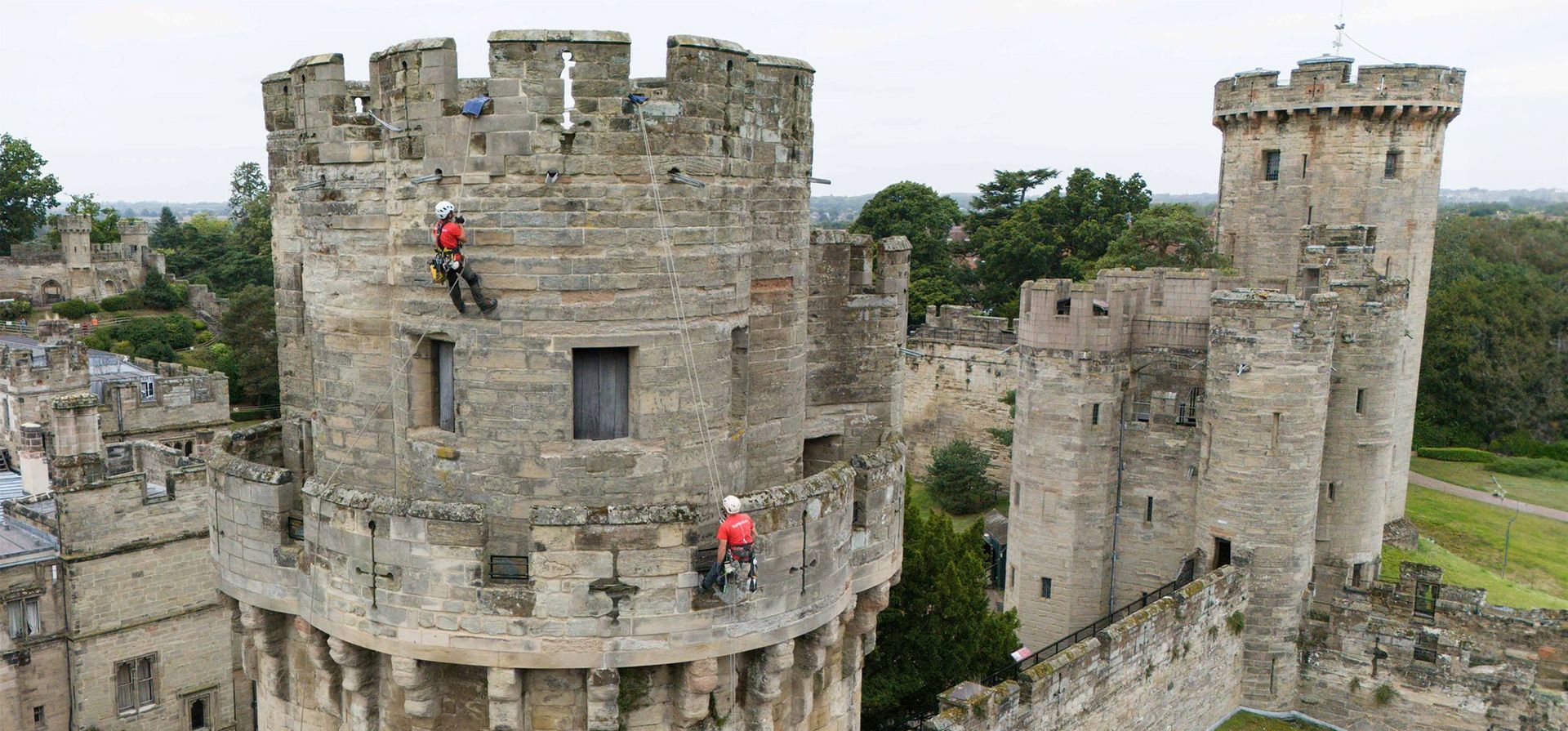 Los especialistas en restauración de edificios descienden en rápel por las paredes de la fachada sur del castillo de Warwick, conocida como Torre del César, mientras eliminan las malas hierbas y ordenan la mampostería de 800 años de antigüedad durante la limpieza externa anual del monumento, Castillo de Warwick, Reino Unido. Fotografía: Jacob King/PA Los especialistas en restauración de edificios descienden en rápel por las paredes de la fachada sur del castillo de Warwick, conocida como Torre del César, mientras eliminan las malas hierbas y ordenan la mampostería de 800 años de antigüedad durante la limpieza externa anual del monumento, Castillo de Warwick, Reino Unido. Fotografía: Jacob King/PA